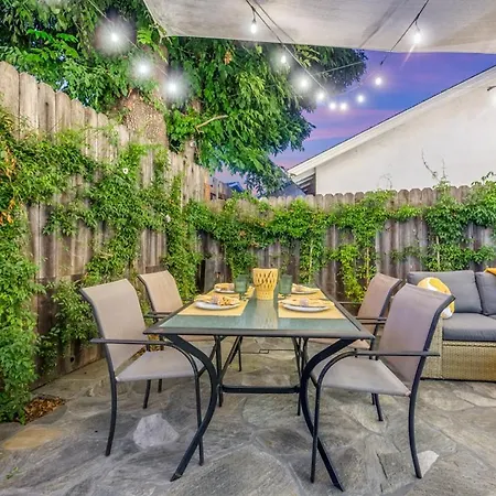 Modern Cottage, Hot Tub, Bistro Patio, Putting Green, Walk To All!